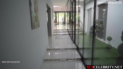 Adult Leslie Mann presented her boss with coffee and her body